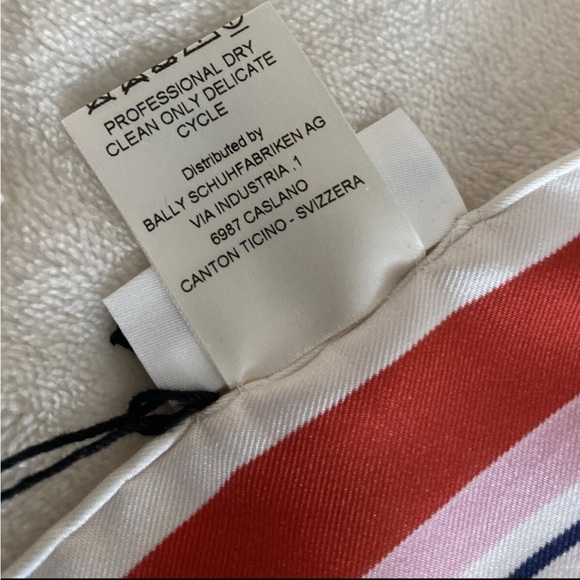 Bally NWT strawberry silk scarf square 35 X 34” - Picture 7 of 11